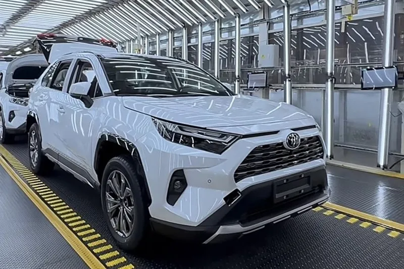 Ag tosú ar $23,915, tá an Toyota RAV4 nua ar díol