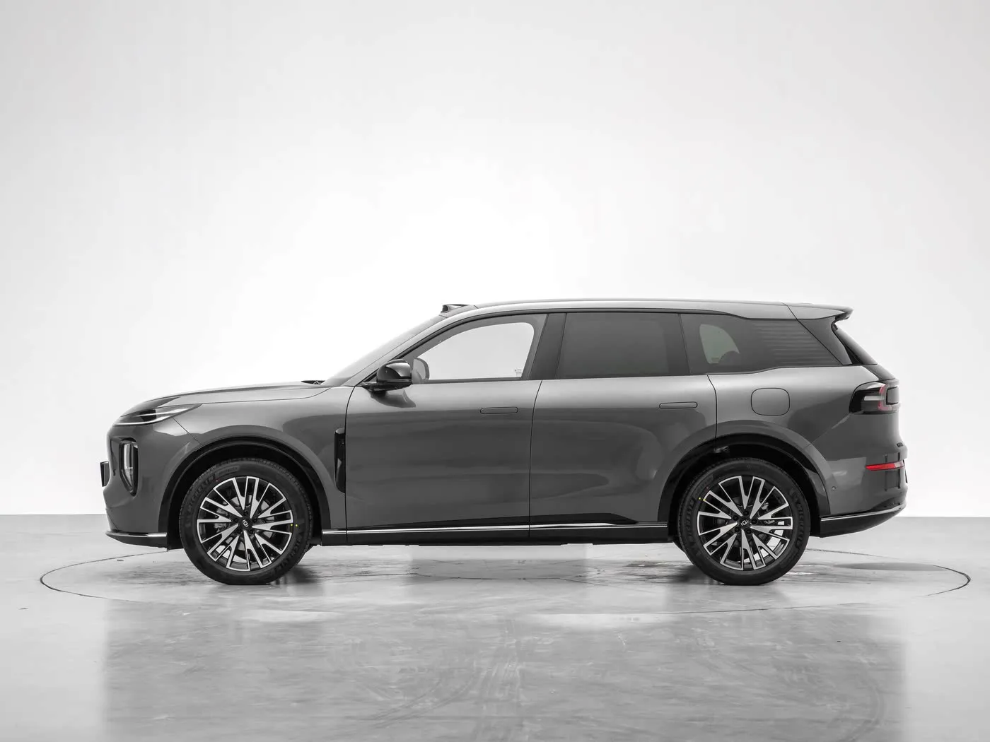 Tá an Changan Qiyuan Q07, atá feistithe le Tian Shu Intelligent Driving agus Electrometic Active Fionraí, le hoscailt le haghaidh réamh-orduithe tosaíochta ar 31 Márta.