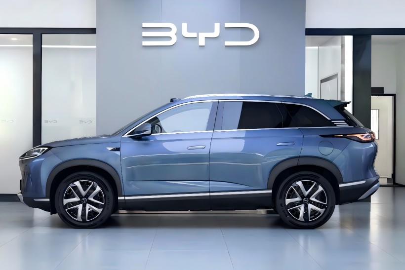 Tá an leagan tiomána cliste BYD SEAL 07 DM-I, le praghas tosaithe measta de 250,000 yuan agus ag súil leis go mbuailfidh sé an margadh go luath, tá sé tar éis teacht ar dhéileálaithe.