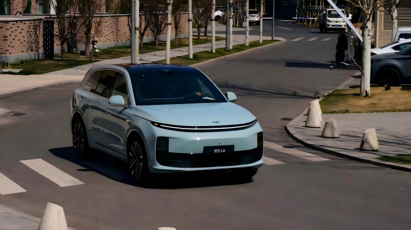 Déanfaidh íomhánna oifigiúla den L6 idéalach nua a gcéad uair ag Seó Auto Shanghai. Glacfaidh sé lidar úrnua agus beidh sliseanna uasghrádaithe aige.