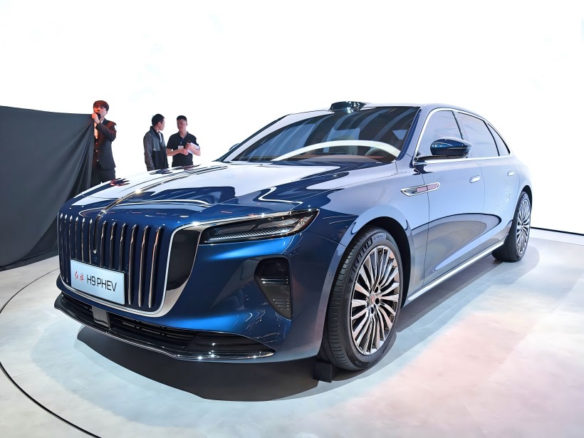 Seolfar an Hongqi H9 PHEV, atá faoi thiomáint ag breiseán 2.0T - i bpúdar hibrideach agus atá feistithe le fionraí gníomhach, sa dara leath de 2025.